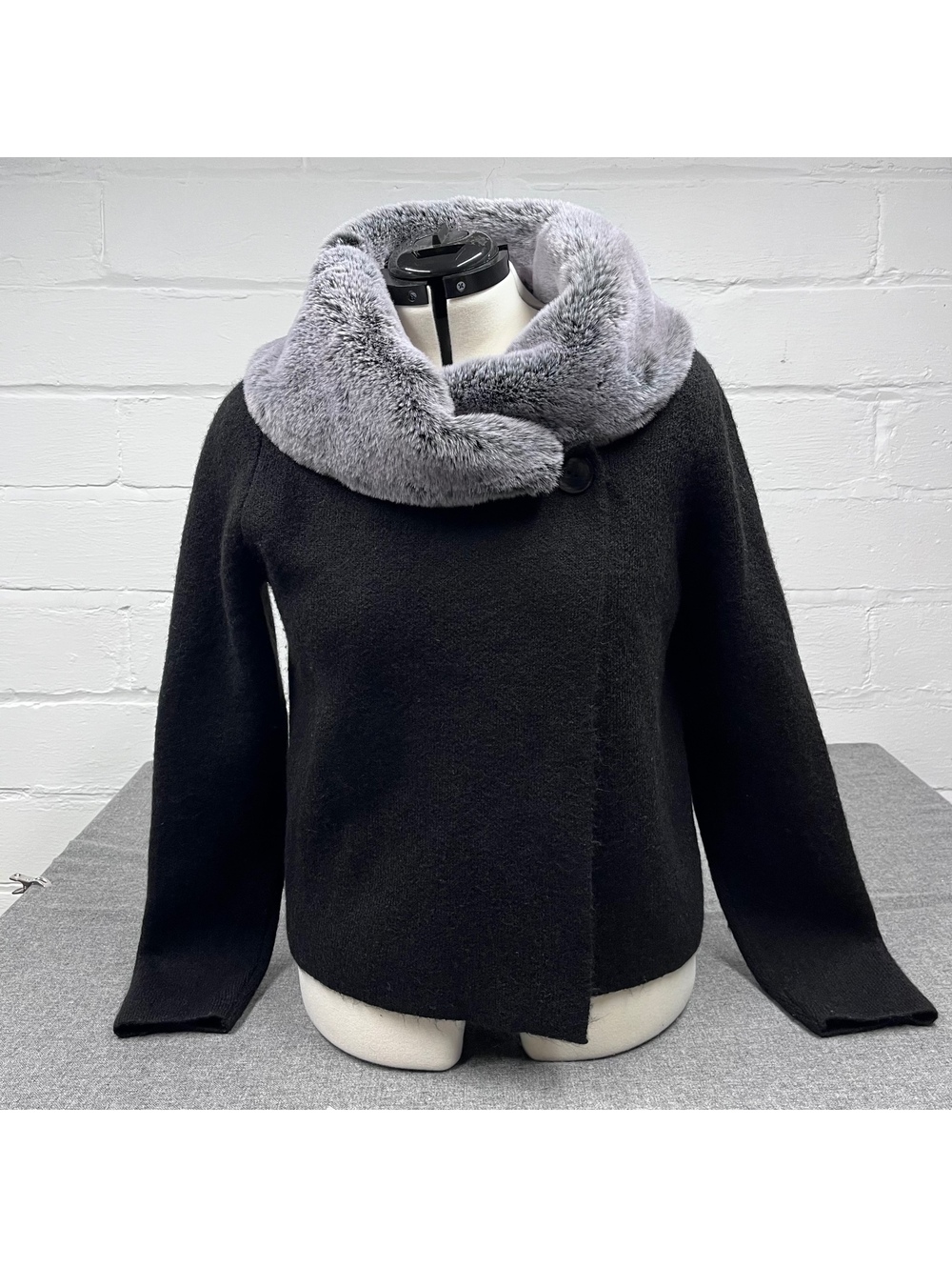 Ellen Tracy Black Wool Blend Sweater with Removable Faux Fur Collar XL